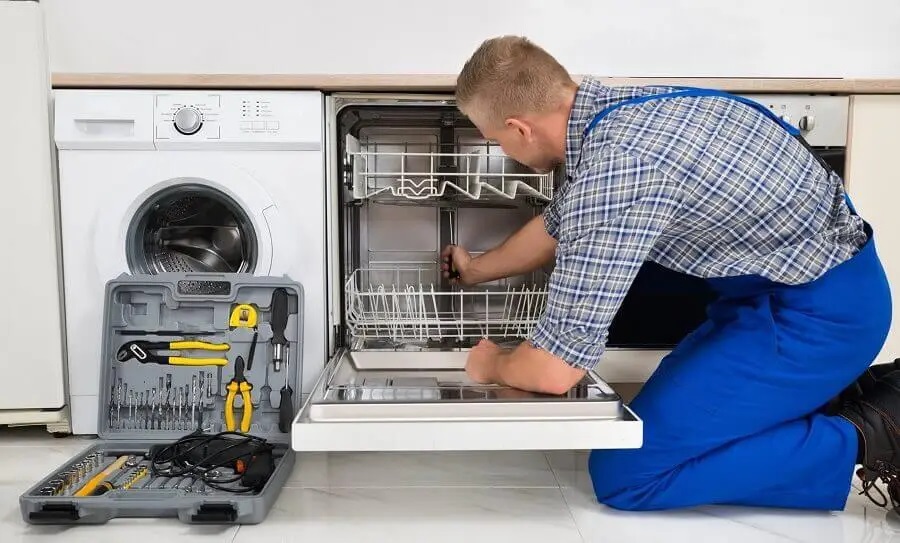Keçiören Gaggenau servisi teknisyen ekibi beyaz eşya tamiri yaparken
